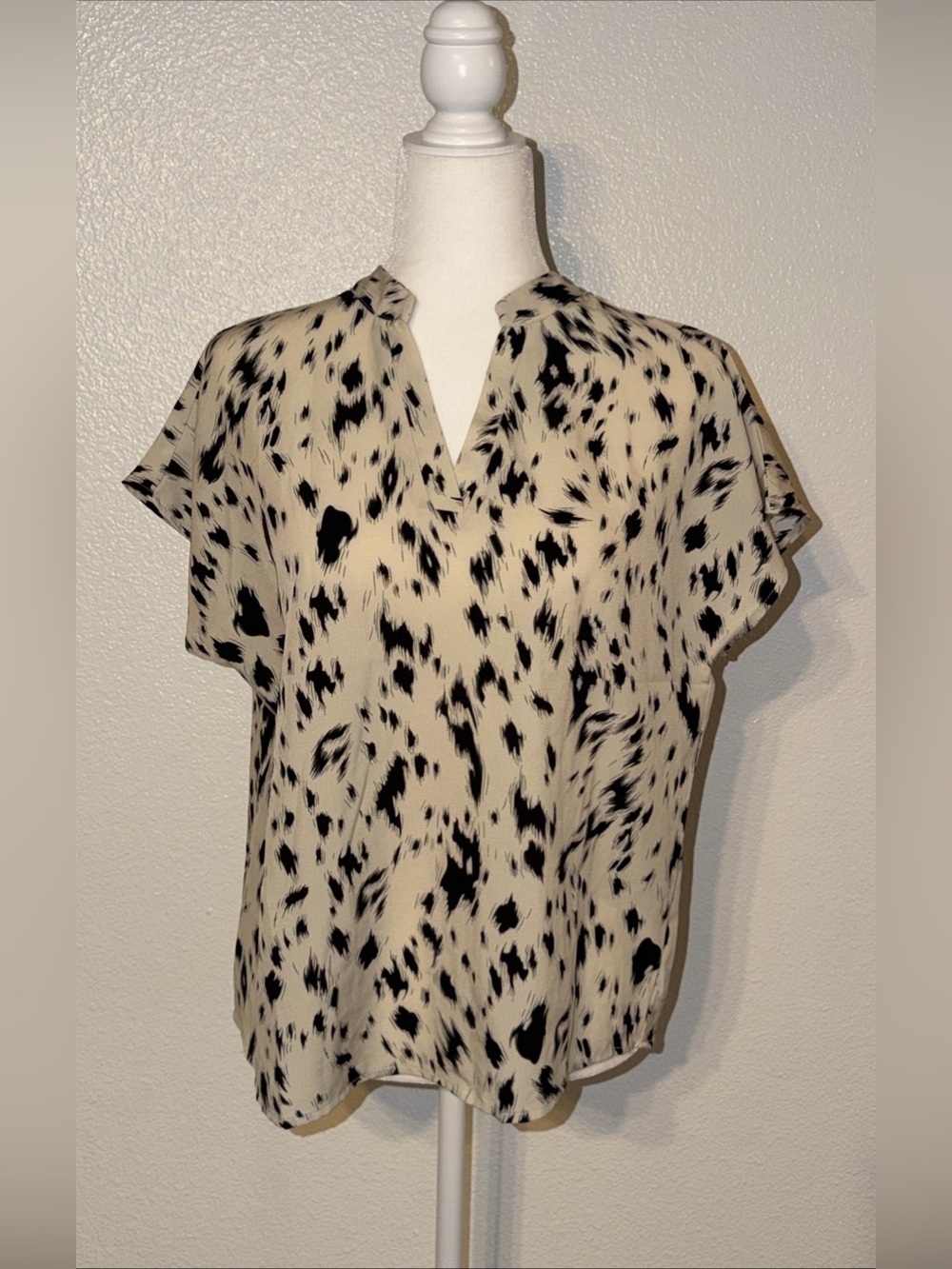 SHEIN Brush Stroke Ivory Black Short Sleeve V Neck Top Womens Medium